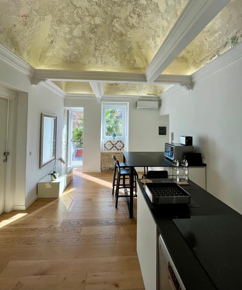 Kitchen or kitchenette, Dining area, stove