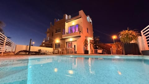 Property building, Night, Pool view, Swimming pool, sunbed