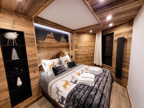 Bed, Photo of the whole room, Decorative detail, Bedroom, towels, wardrobe