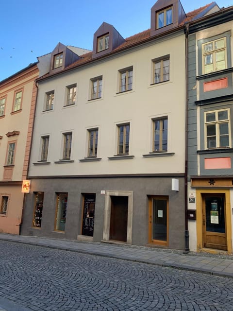 Property building, Location