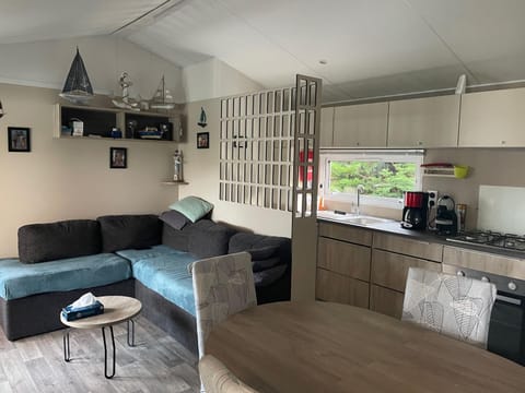 Seating area, kitchen