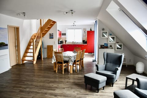 Kitchen or kitchenette, Seating area, Dining area