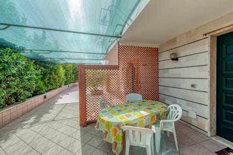 Property building, Balcony/Terrace, Living room