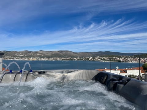 Nearby landmark, Day, Hot Tub, View (from property/room), Balcony/Terrace, Evening entertainment, City view, Mountain view, Sea view