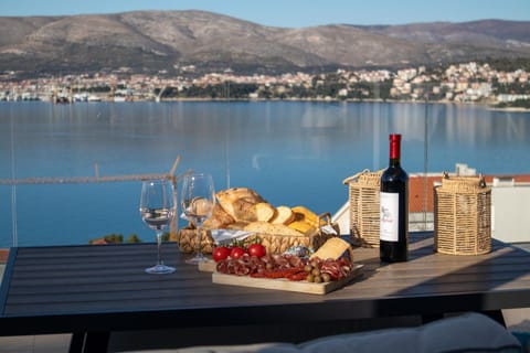 Villa Sofrania- Panoramic Views, Pool, Hot Tub, Location! Villa in Okrug Gornji