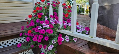 Trickling Waters Retreat Nature lodge in Iowa