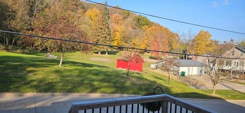 Trickling Waters Retreat Nature lodge in Iowa