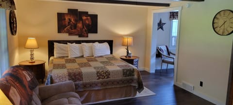 Trickling Waters Retreat Nature lodge in Iowa