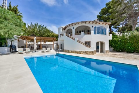 Property building, Swimming pool, sunbed