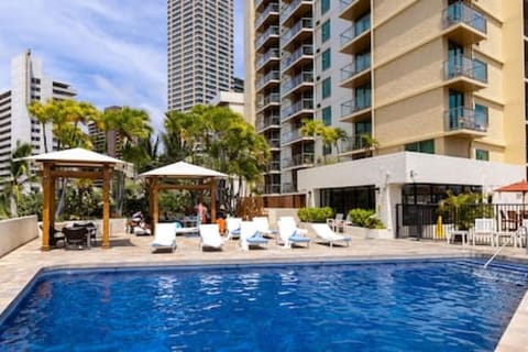 Patio, Swimming pool, sunbed