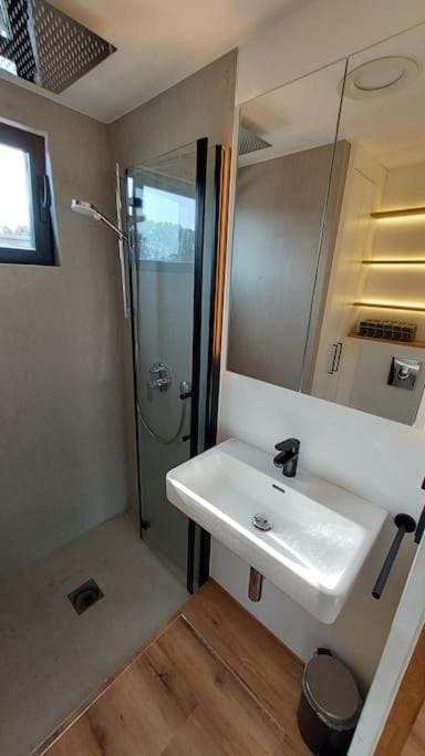 Riverboat-Rhein-Main Ferienloft Docked boat in Mainz