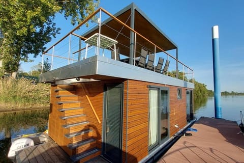 Riverboat-Rhein-Main Ferienloft Docked boat in Mainz