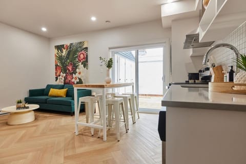 Kitchen or kitchenette, Living room, Seating area, Dining area