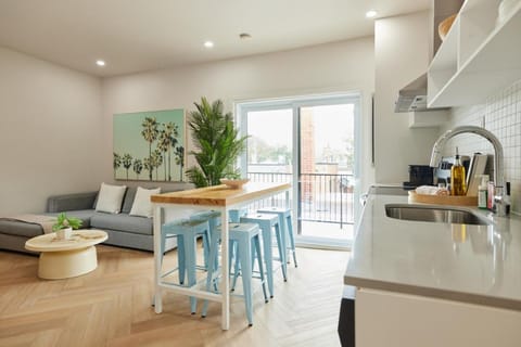 Kitchen or kitchenette, Living room, Seating area, Dining area