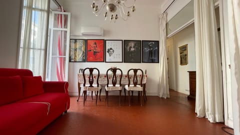 Restaurant/places to eat, TV and multimedia, Living room, Seating area, Dining area