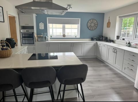 Riverside View - Large, modern 4 bedroom house with hot tub House in England