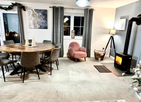 Riverside View - Large, modern 4 bedroom house with hot tub House in England