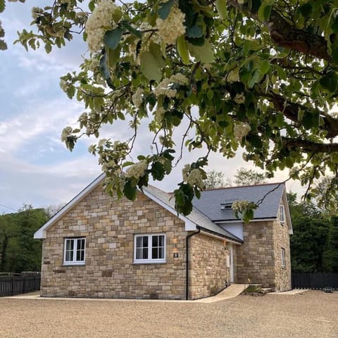 Riverside View - Large, modern 4 bedroom house with hot tub House in England