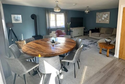 Riverside View - Large, modern 4 bedroom house with hot tub House in England