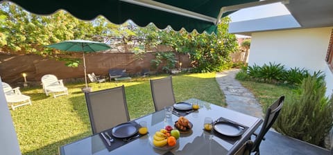 Garden, Food and drinks, Dining area, Garden view