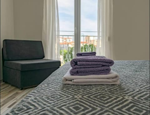 Bed, Bedroom, towels