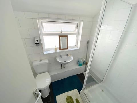 Budget Room in Mount Pleasant, shared bathroom R4 Vacation rental in Swansea