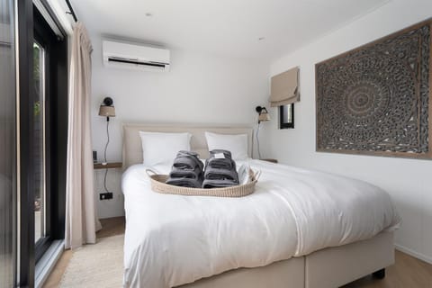 Bedroom, flat iron, towels, air conditioner