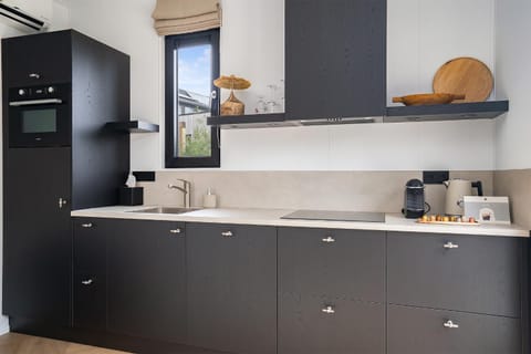 Coffee/tea facilities, Kitchen or kitchenette, dishwasher, microwave, oven, stove, toaster