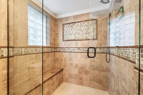 Hillside Hot Tub Hideaway! King Bed / Fire Pit House in Nashville