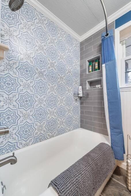 Hillside Hot Tub Hideaway! King Bed / Fire Pit House in Nashville