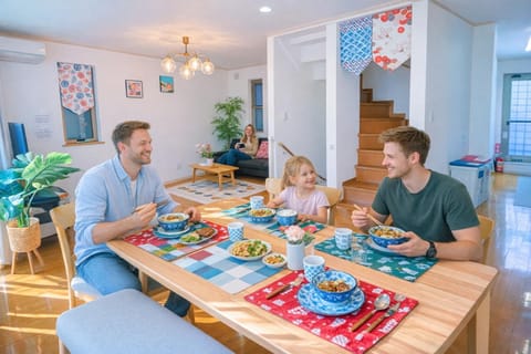 Living room, Food and drinks, Seating area, Dining area, Food, Guests, Lunch, Drinks, group of guests
