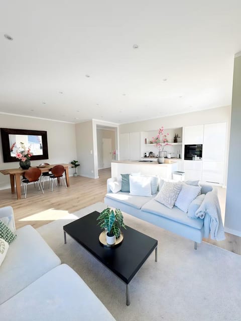Communal lounge/ TV room, TV and multimedia, Kitchen or kitchenette, Living room, Seating area, Dining area, Evening entertainment