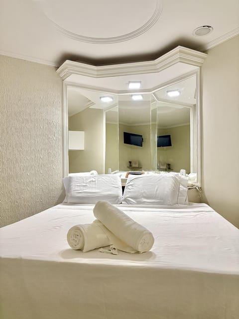 Bed, towels