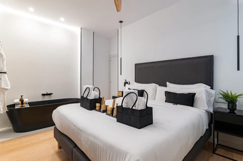 Bed, TV and multimedia, Photo of the whole room, Bedroom, Bath