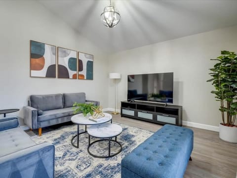 Texan Hideaway - Cozy Convenient Comfortable House in Lewisville