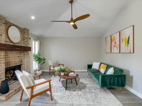 Texan Hideaway - Cozy Convenient Comfortable House in Lewisville