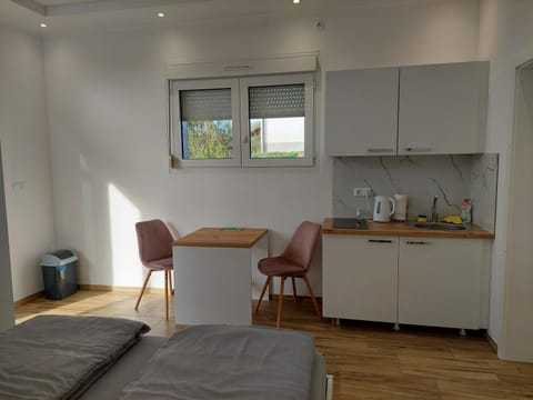 Kitchen or kitchenette, Photo of the whole room, Seating area