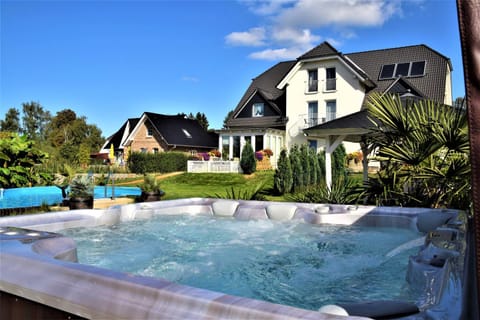 Property building, Hot Tub, Spa and wellness centre/facilities, Swimming pool, Swimming pool