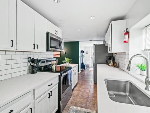 Family Fun: Comfy Home, 10 Min to Cedar Point Fun! House in Huron