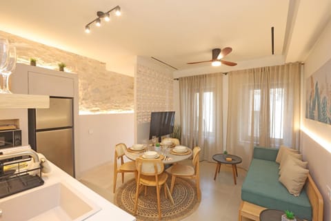 TV and multimedia, Living room, Seating area, Dining area