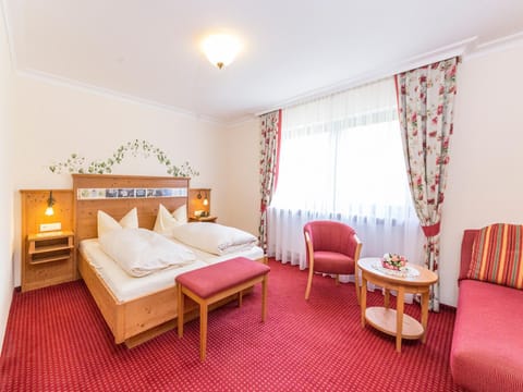 Bed, Photo of the whole room, Seating area, Bedroom