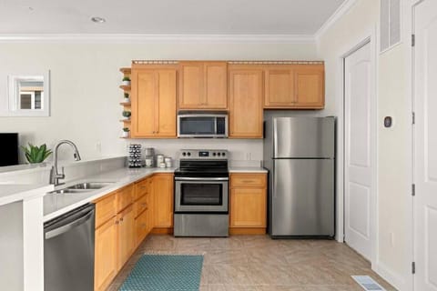 Modern Beach Haüs 4 min walk to beach w/ pool BBQ House in Lower Grand Lagoon