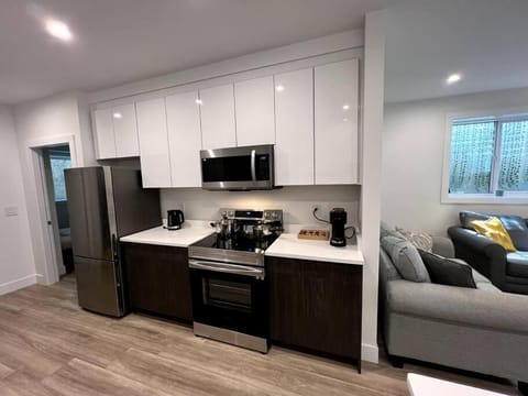 Grand Boulevard Basement Suite Apartment in North Vancouver