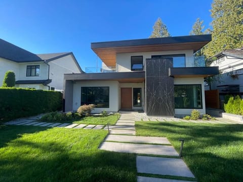 Grand Boulevard Basement Suite Apartment in North Vancouver