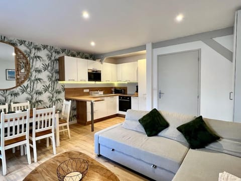 Kitchen or kitchenette, Living room, Dining area, oven, pet friendly, stove