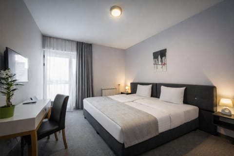 Bed, Photo of the whole room, Seating area, Bedroom