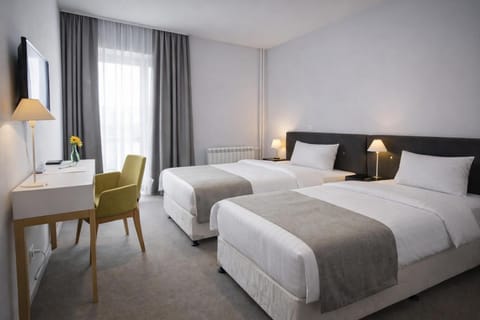 Bed, TV and multimedia, Photo of the whole room, Bedroom