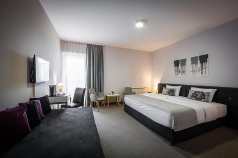 Bed, TV and multimedia, Photo of the whole room, Seating area, Bedroom