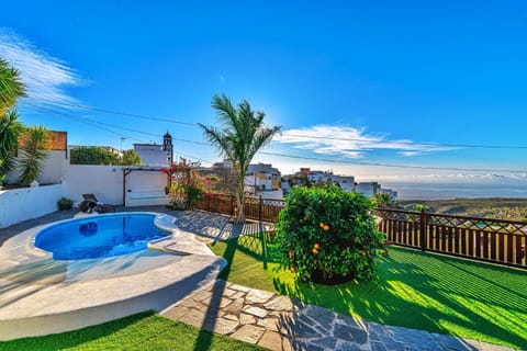 Property building, Balcony/Terrace, Living room, Swimming pool
