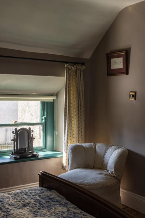 Bed, Seating area, Bedroom